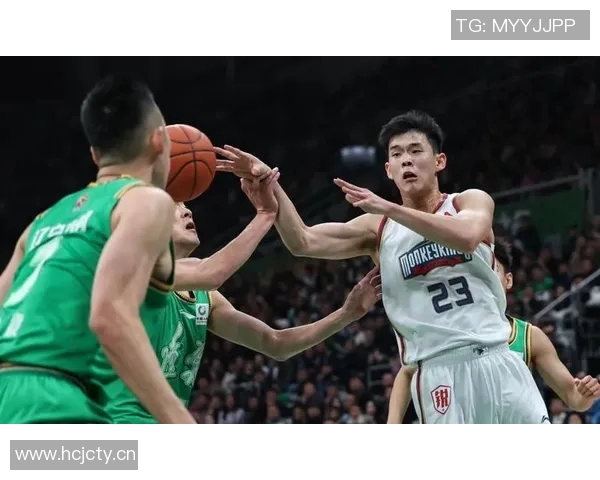 林葳脑后传球技惊四座德米尔接球轻松得分展现默契配合 林葳脑后传球技惊四座德米尔接球轻松得分展现默契配合