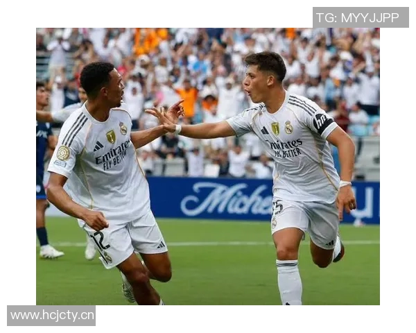 皇马全员集结阿诺德卡瓦哈尔赫伊森塞巴略斯齐聚训练场