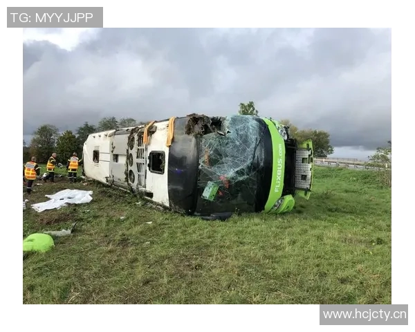 弗拉门戈球迷乘坐巴士发生翻车事故造成三人重伤 弗拉门戈球迷乘坐巴士发生翻车事故造成三人重伤
