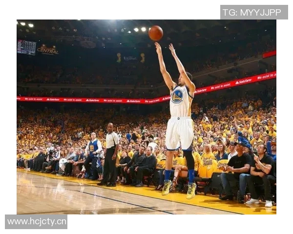 文班低位强攻遭布克防守犯规本场第4次犯规引发争议 文班低位强攻遭布克防守犯规本场第4次犯规引发争议