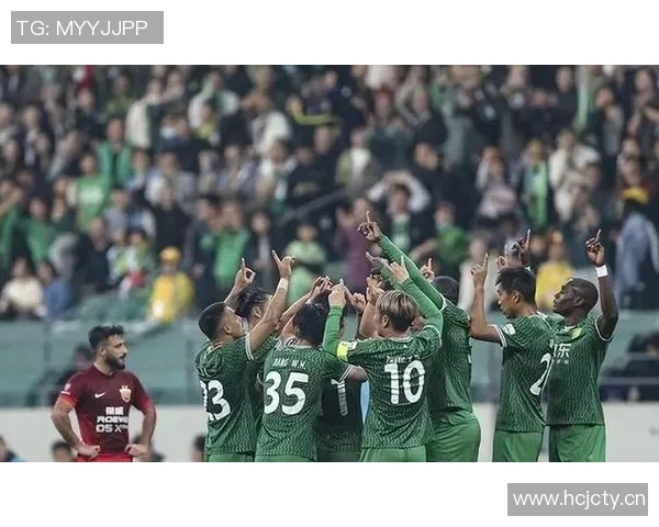 冬训季节北京国安新帅汉斯与罗德里戈携手出征球迷热情分享照片 冬训季节北京国安新帅汉斯与罗德里戈携手出征球迷热情分享照片