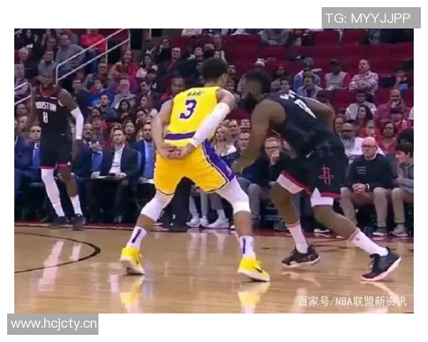 哈登遭遇痛苦倒地引发美媒调侃称其碰瓷行为实在无耻