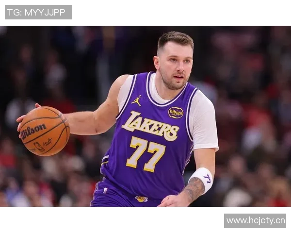 詹姆斯本赛季表现低迷球权到手立刻传给东契奇 詹姆斯本赛季表现低迷球权到手立刻传给东契奇