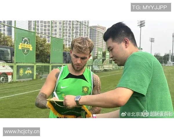 冬训季节北京国安新帅汉斯与罗德里戈携手出征球迷热情分享照片